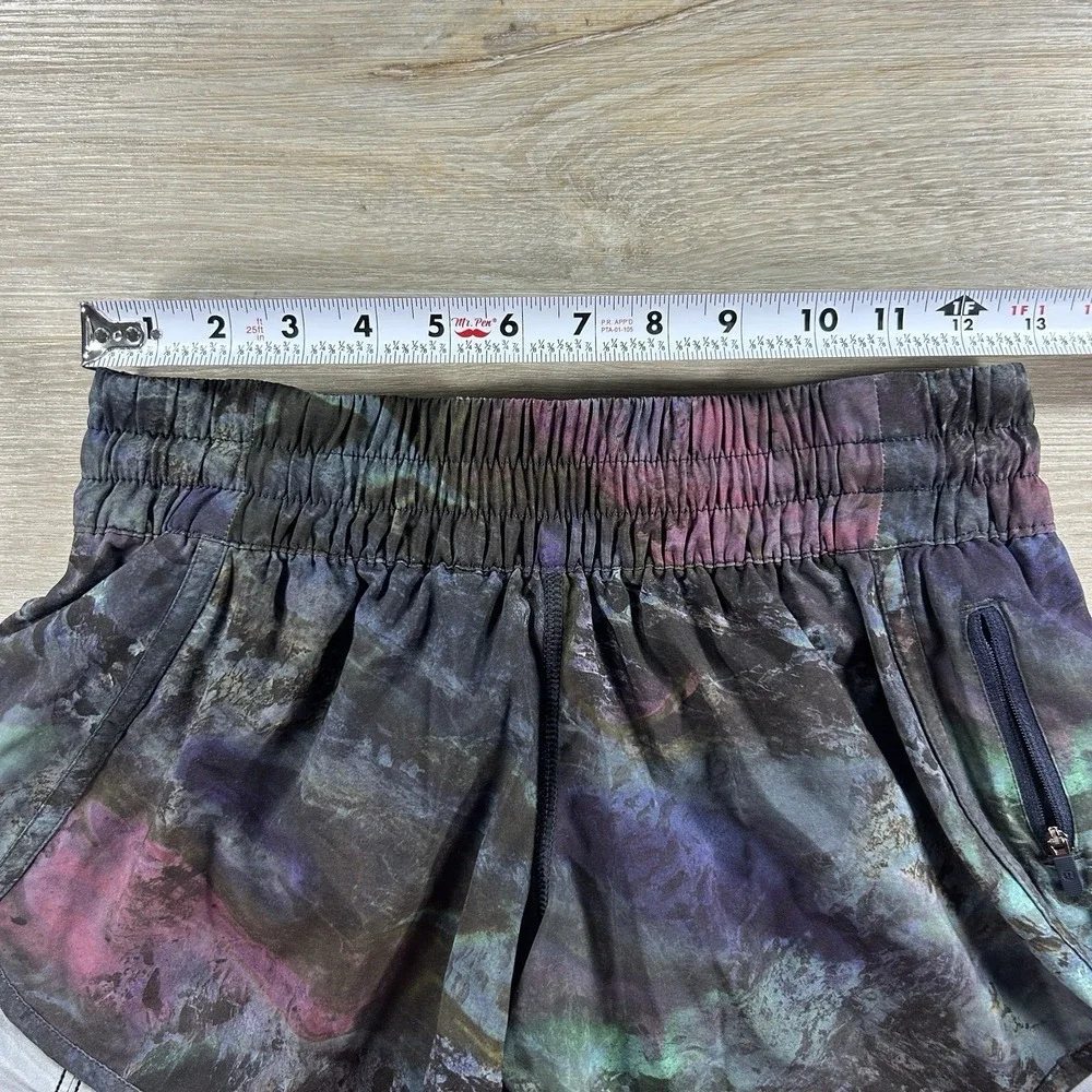 Lululemon Size 8 Low Rise Tracker Lined Short V 4